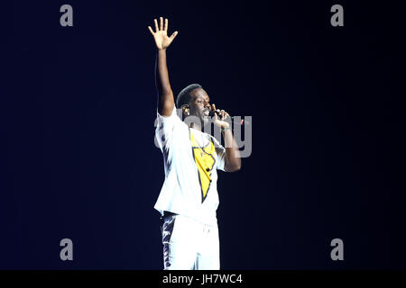 NEW YORK-JUL-7: Shawn Stockman von Boyz II Men führt während der gesamten Pauschalreise bei COCK18MAL5 Live an das Nassau Veterans Memorial Coliseum am 7. Juli, Stockfoto