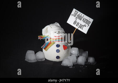 Bis die globale Erwärmung scheidet uns! Die Anweisung geschrieben auf dem Protest Schild, durchgeführt durch einen Schneemann, umgeben mit Eiswürfel schmelzen. Stockfoto