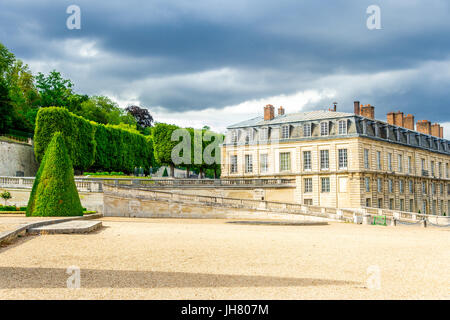 Der Parc de Saint-Cloud liegt auf dem Gelände der Château de Saint-Cloud, einer Residenz königlicher Familien und ist von Eibenbäumen umgeben. Stockfoto