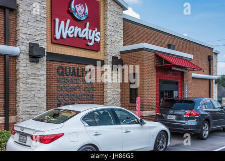 Drive-in-Spur bei Wendy's, einem beliebten amerikanischen internationalen Fast-Food-Restaurant-Kette. Stockfoto