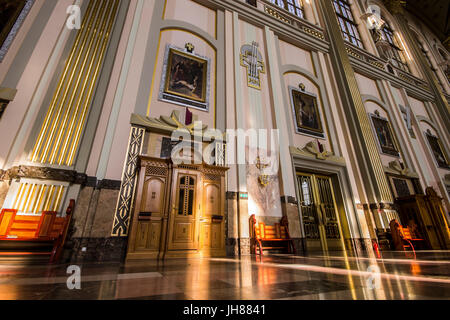 Im Inneren der Basilika unserer lieben Frau von Lichen gewidmet eine römisch-katholische Kirche Our Lady of Sorrows, Königin von Polen. Eines der höchsten und größten c Stockfoto