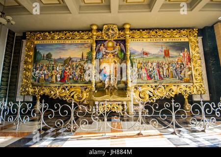 Im Inneren der Basilika unserer lieben Frau von Lichen gewidmet eine römisch-katholische Kirche Our Lady of Sorrows, Königin von Polen. Eines der höchsten und größten c Stockfoto