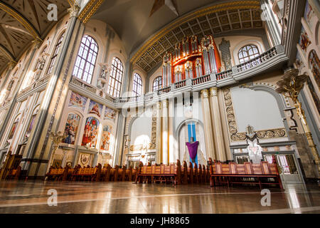 Im Inneren der Basilika unserer lieben Frau von Lichen gewidmet eine römisch-katholische Kirche Our Lady of Sorrows, Königin von Polen. Eines der höchsten und größten c Stockfoto