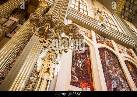 Im Inneren der Basilika unserer lieben Frau von Lichen gewidmet eine römisch-katholische Kirche Our Lady of Sorrows, Königin von Polen. Eines der höchsten und größten c Stockfoto