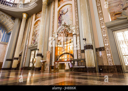 Im Inneren der Basilika unserer lieben Frau von Lichen gewidmet eine römisch-katholische Kirche Our Lady of Sorrows, Königin von Polen. Eines der höchsten und größten c Stockfoto