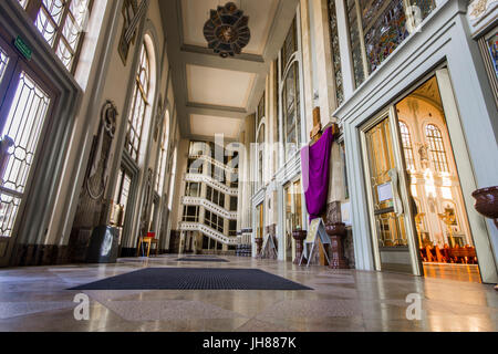 Im Inneren der Basilika unserer lieben Frau von Lichen gewidmet eine römisch-katholische Kirche Our Lady of Sorrows, Königin von Polen. Eines der höchsten und größten c Stockfoto