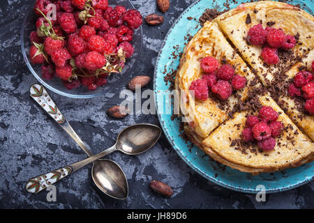 Pfannkuchen mit Beeren Himbeeren mit gefüllte Schokolade Stockfoto