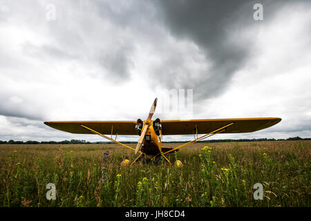 ein altes Flugzeug auf einem Feld bereit zum abheben Stockfoto