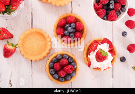 Törtchen mit Waldbeeren. Stockfoto