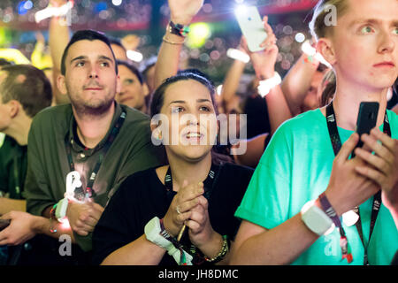 Fans in der Menschenmenge Uhr Coldplay führen im Fürstentum Stadium, Cardiff, 11. Juli 2017. Stockfoto