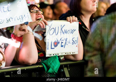 Fans in der Menschenmenge Uhr Coldplay führen im Fürstentum Stadium, Cardiff, 11. Juli 2017. Stockfoto