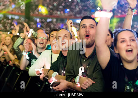 Fans in der Menschenmenge Uhr Coldplay führen im Fürstentum Stadium, Cardiff, 11. Juli 2017. Stockfoto