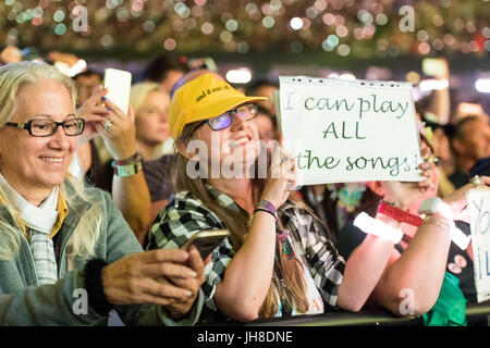 Fans in der Menschenmenge Uhr Coldplay führen im Fürstentum Stadium, Cardiff, 11. Juli 2017. Stockfoto