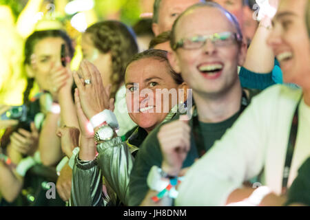 Fans in der Menschenmenge Uhr Coldplay führen im Fürstentum Stadium, Cardiff, 11. Juli 2017. Stockfoto