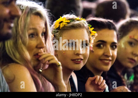 Fans in der Menschenmenge Uhr Coldplay führen im Fürstentum Stadium, Cardiff, 11. Juli 2017. Stockfoto