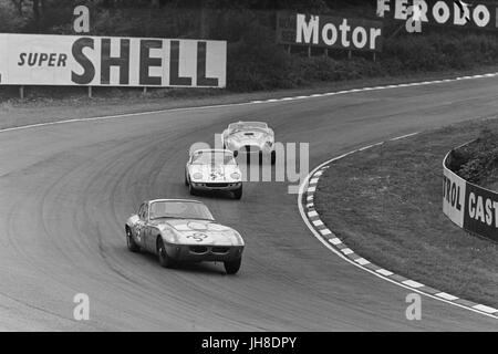 Rennen in Brands Hatch in 1964. Gordon Gewürz in einen Morgan Plus 4 SLR führt Clive Hunt in ein Lotus Elan, gefolgt von Roy Salvadori in einer AC Cobra. Stockfoto