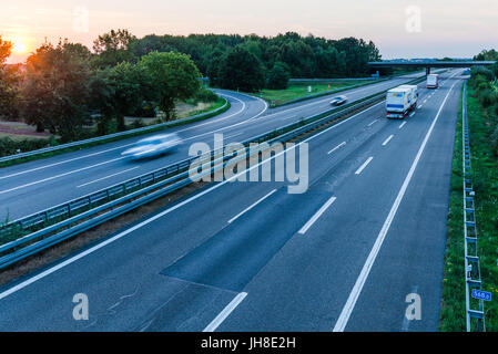 Heidelberg, Deutschland - 17. Oktober 2015-Sonnenuntergang Langzeitbelichtung über eine deutsche Autobahn Stockfoto