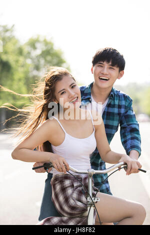 Junges Paar Fahrrad fahren im freien Stockfoto