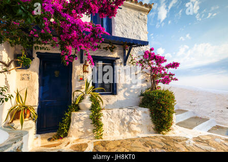 Fassade eines alten Gebäudes im Zentrum der Stadt Skopelos, Griechenland. Stockfoto