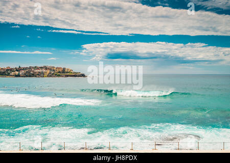 Bondi Beach Surfer Wellen an einem sonnigen Tag. Bondi Beach ist einer der bekanntesten Orte zum Surfen in Australien Stockfoto