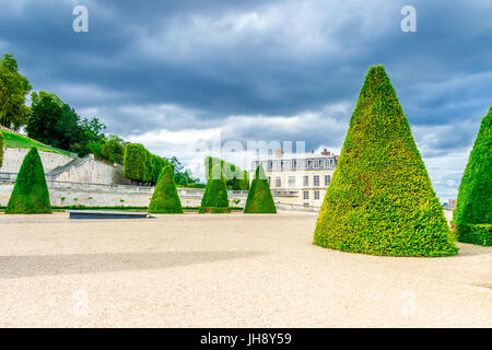 Der Parc de Saint-Cloud liegt auf dem Gelände der Château de Saint-Cloud, einer Residenz königlicher Familien und ist von Eibenbäumen umgeben. Stockfoto