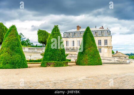 Der Parc de Saint-Cloud liegt auf dem Gelände der Château de Saint-Cloud, einer Residenz königlicher Familien und ist von Eibenbäumen umgeben. Stockfoto