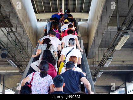 Manila, Philippinen - 21. Dezember 2015. Menschen stehen auf der Rolltreppe EDSA-u-Bahnstation in Manila, Philippinen. Manila ist ein wichtiges Zentrum für Handel, Stockfoto