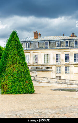 Der Parc de Saint-Cloud liegt auf dem Gelände der Château de Saint-Cloud, einer Residenz königlicher Familien und ist von Eibenbäumen umgeben. Stockfoto