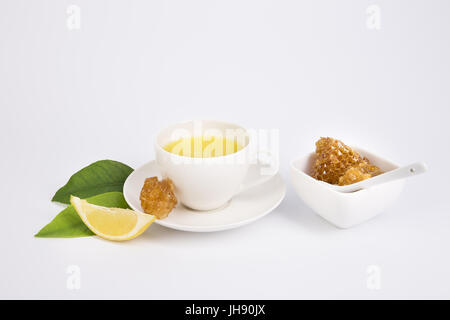 Frisch zubereiteten Tee mit aromatischen Lavendel in weißem Porzellan Teetasse mit frischem Salbei, Lavendel und Blumen geschmückt. Stockfoto