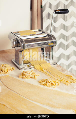 Hausgemachte Pasta mit Eiern auf einer Nudelmaschine gemacht. Es hat Enogh Platz auf Fotografie für Ihr Exemplar. Stockfoto