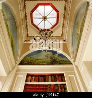 Kronleuchter hängen von einem Oberlicht in einer Bibliothek Stockfoto