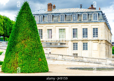 Der Parc de Saint-Cloud liegt auf dem Gelände der Château de Saint-Cloud, einer Residenz königlicher Familien und ist von Eibenbäumen umgeben. Stockfoto