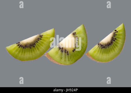 Reife saftige Kiwi Frucht, drei Stücke. Studio-Shooting retuschiert. Stockfoto