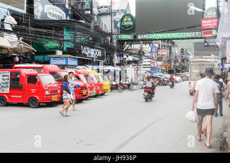 Touristen und Tuk-Tuks auf Bangla Walkingstreet in Patong, Phuket, Thailand Stockfoto