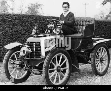 Roy Orbison in Panhard Levassor bei Besuch in National Motor Museum Beaulieu Stockfoto