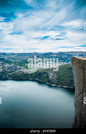 Preikestolen oder Prekestolen, auch bekannt unter den englischen Übersetzungen des Predigers Kanzel oder Preikestolen, ist eine berühmte Sehenswürdigkeit in Forsand, Ry Stockfoto