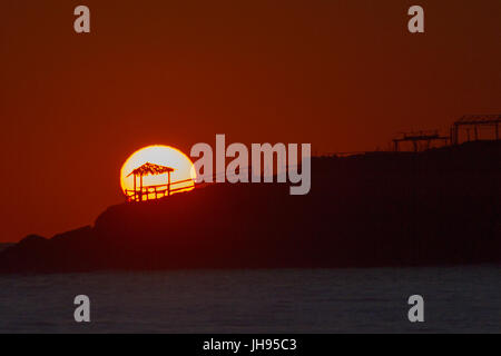 PAVILLON AM STRAND MIT SONNENUNTERGANG Stockfoto