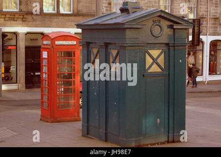 Edinburgh-Polizei Ballotin britische rote Telefonzelle hinter wie Batman und Robin Grassmarket Telefon, die Tardis nicht konvertiert Stockfoto