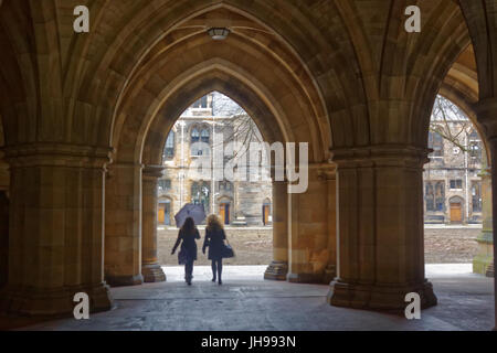 Universität Glasgow Klöster Bögen Eingang zum Hunterian Museum und Innenhof Stockfoto