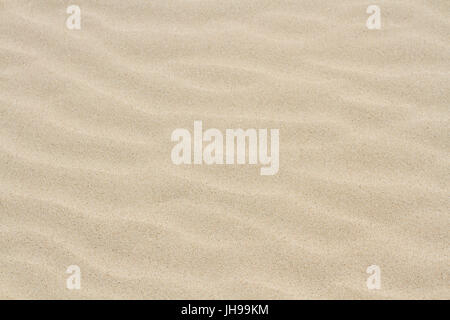 Ein full-Frame-Bild von weichen, unberührten Sand mit geriffelten Wirkung in einem Strand oder Wüste Hintergrundbild. Stockfoto