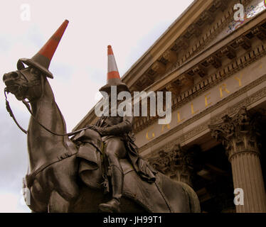 Glasgow Museum of Modern Art oder GOMA mit der berühmten Statue von Wellington mit Kegel Kopf Stockfoto