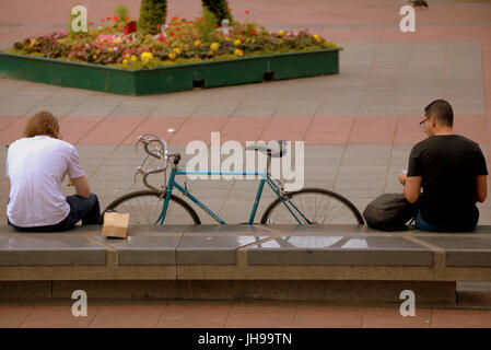 Kelvingrove Art Gallery and Museum zwei Mut draußen sitzen auf Bank mit Fahrrad zwischen ihnen zu Mittag Stockfoto