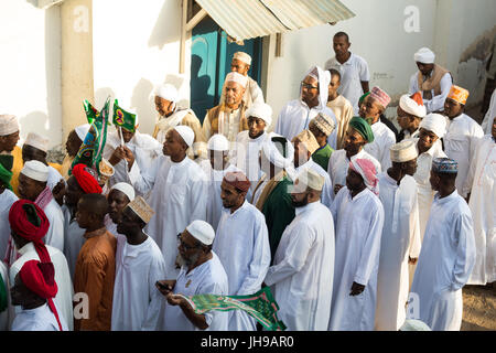 Prozession (Zefe) durch die Straßen der Altstadt von Lamu, Maulidi feiern, die Geburt des Propheten Mohammed, Insel Lamu, Kenia Stockfoto