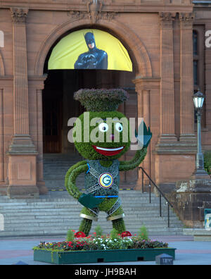 Das Maskottchen der Commonwealth Games 2014 Clyde auf seinem Posten Spiele Ruhestätte Glasgow Kelvingrove Museum mit Superhelden Batman sein Ego zu materialisieren Stockfoto