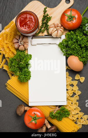 Italienische Spaghetti Foto Rezept. Stationäre Mock-up auf dem Küchentisch mit Produkten umgeben. Stockfoto
