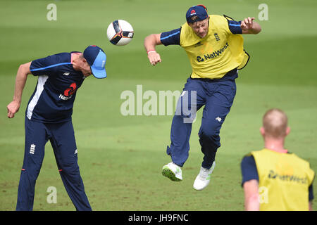 Englands Keaton Jennings (links) und Joe Root (rechts) während der Sitzung Netze an der Nottingham Trent Bridge. Stockfoto