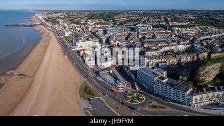 Luftaufnahme von Hastings, East Sussex, UK. Stadtzentrum Strand und Pier. Historische Stadt/Hafen an der Südküste Englands und ein beliebtes Touristenziel Stockfoto