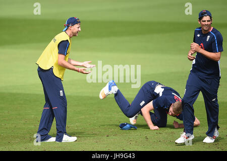 England ist (von links nach rechts) Joe Root, Keaton Jennings und Alastair Cook während der Netze-Sitzung an der Nottingham Trent Bridge. Stockfoto