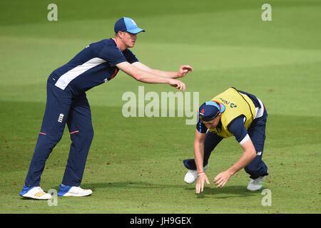 Englands Keaton Jennings (links) und Joe Root während der Netze-Sitzung an der Nottingham Trent Bridge. Stockfoto