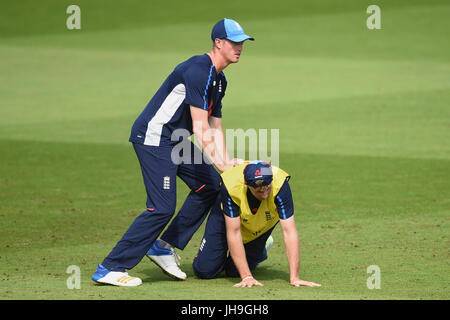 Englands Keaton Jennings (links) und Joe Root während der Netze-Sitzung an der Nottingham Trent Bridge. Stockfoto